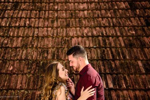 Lindo ensaio com um casal de noivos num sítio com por do sol e lago fotografado por fotógrafos de casamento de vila velha fotógrafos de casamento de vitória fotógrafos de casamento de serra espirito santo es'