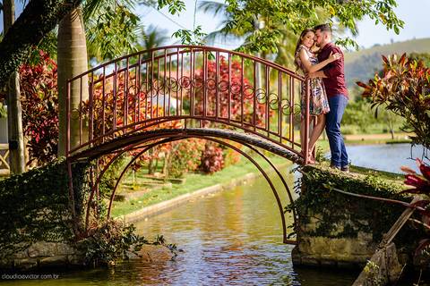 Lindo ensaio com um casal de noivos num sítio com por do sol e lago fotografado por fotógrafos de casamento de vila velha fotógrafos de casamento de vitória fotógrafos de casamento de serra espirito santo es'