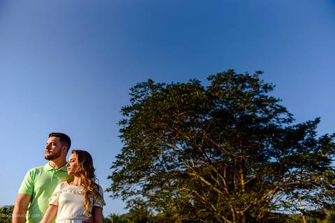 Lindo ensaio com um casal de noivos num sítio com por do sol e lago fotografado por fotógrafos de casamento de vila velha fotógrafos de casamento de vitória fotógrafos de casamento de serra espirito santo es'