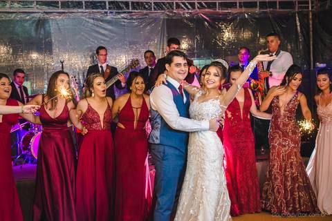 Lindo casamento realizado no sítio Recanto Eldorado em guarapari por fotógrafos de casamento de vila velha fotógrafos de casamento de vitória fotógrafos de casamento de serra espirito santo es com noivo noiva e ensaio externo em pedra azul'