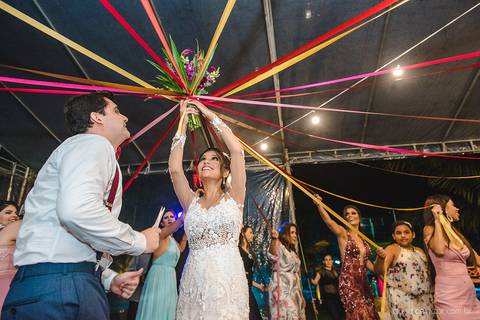 Lindo casamento realizado no sítio Recanto Eldorado em guarapari por fotógrafos de casamento de vila velha fotógrafos de casamento de vitória fotógrafos de casamento de serra espirito santo es com noivo noiva e ensaio externo em pedra azul'