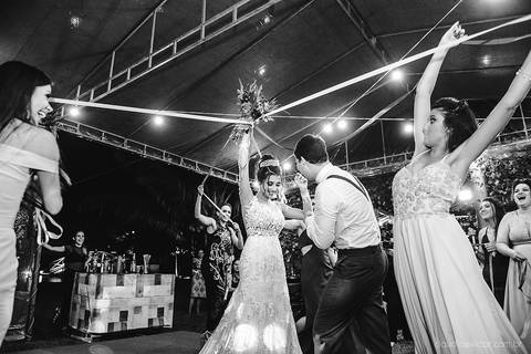 Lindo casamento realizado no sítio Recanto Eldorado em guarapari por fotógrafos de casamento de vila velha fotógrafos de casamento de vitória fotógrafos de casamento de serra espirito santo es com noivo noiva e ensaio externo em pedra azul'