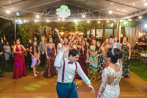 Lindo casamento realizado no sítio Recanto Eldorado em guarapari por fotógrafos de casamento de vila velha fotógrafos de casamento de vitória fotógrafos de casamento de serra espirito santo es com noivo noiva e ensaio externo em pedra azul'