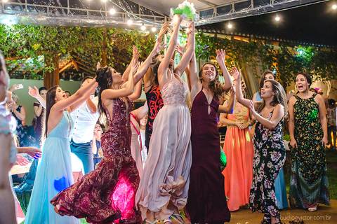 Lindo casamento realizado no sítio Recanto Eldorado em guarapari por fotógrafos de casamento de vila velha fotógrafos de casamento de vitória fotógrafos de casamento de serra espirito santo es com noivo noiva e ensaio externo em pedra azul'