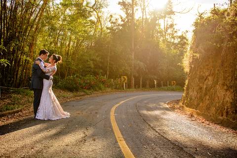 Lindo casamento realizado no sítio Recanto Eldorado em guarapari por fotógrafos de casamento de vila velha fotógrafos de casamento de vitória fotógrafos de casamento de serra espirito santo es com noivo noiva e ensaio externo em pedra azul'