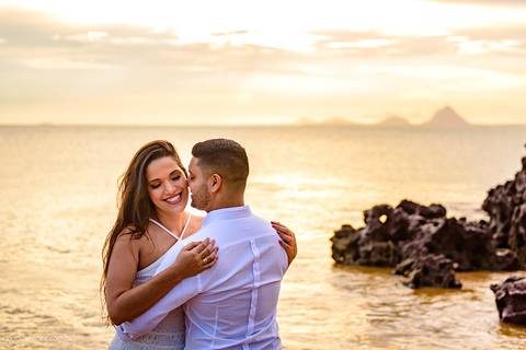 Lindo ensaio de casal realizado em anchieta por fotógrafos de casamento de vila velha fotógrafos de casamento de vitória fotógrafos de casamento de serra espirito santo es com noivo noiva praia e por do sol'