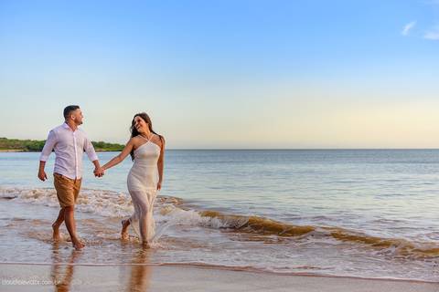 Lindo ensaio de casal realizado em anchieta por fotógrafos de casamento de vila velha fotógrafos de casamento de vitória fotógrafos de casamento de serra espirito santo es com noivo noiva praia e por do sol'