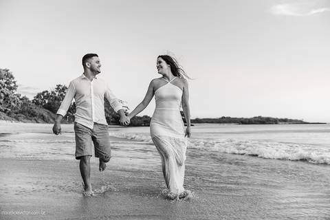 Lindo ensaio de casal realizado em anchieta por fotógrafos de casamento de vila velha fotógrafos de casamento de vitória fotógrafos de casamento de serra espirito santo es com noivo noiva praia e por do sol'