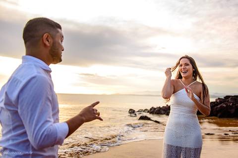 Lindo ensaio de casal realizado em anchieta por fotógrafos de casamento de vila velha fotógrafos de casamento de vitória fotógrafos de casamento de serra espirito santo es com noivo noiva praia e por do sol'
