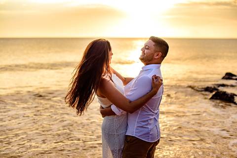 Lindo ensaio de casal realizado em anchieta por fotógrafos de casamento de vila velha fotógrafos de casamento de vitória fotógrafos de casamento de serra espirito santo es com noivo noiva praia e por do sol'