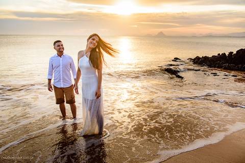 Lindo ensaio de casal realizado em anchieta por fotógrafos de casamento de vila velha fotógrafos de casamento de vitória fotógrafos de casamento de serra espirito santo es com noivo noiva praia e por do sol'