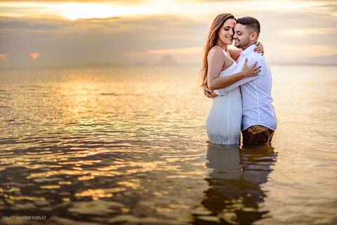 Lindo ensaio de casal realizado em anchieta por fotógrafos de casamento de vila velha fotógrafos de casamento de vitória fotógrafos de casamento de serra espirito santo es com noivo noiva praia e por do sol'