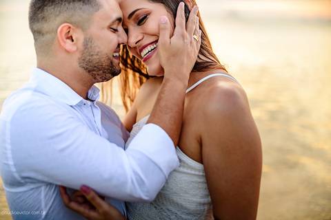 Lindo ensaio de casal realizado em anchieta por fotógrafos de casamento de vila velha fotógrafos de casamento de vitória fotógrafos de casamento de serra espirito santo es com noivo noiva praia e por do sol'