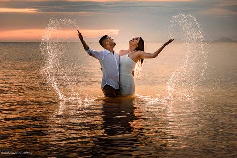 Lindo ensaio de casal realizado em anchieta por fotógrafos de casamento de vila velha fotógrafos de casamento de vitória fotógrafos de casamento de serra espirito santo es com noivo noiva praia e por do sol'