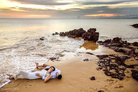 Lindo ensaio de casal realizado em anchieta por fotógrafos de casamento de vila velha fotógrafos de casamento de vitória fotógrafos de casamento de serra espirito santo es com noivo noiva praia e por do sol'