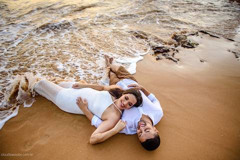 Lindo ensaio de casal realizado em anchieta por fotógrafos de casamento de vila velha fotógrafos de casamento de vitória fotógrafos de casamento de serra espirito santo es com noivo noiva praia e por do sol'