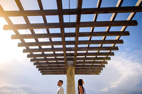 Lindo ensaio de casal realizado em anchieta por fotógrafos de casamento de vila velha fotógrafos de casamento de vitória fotógrafos de casamento de serra espirito santo es com noivo noiva praia e por do sol'