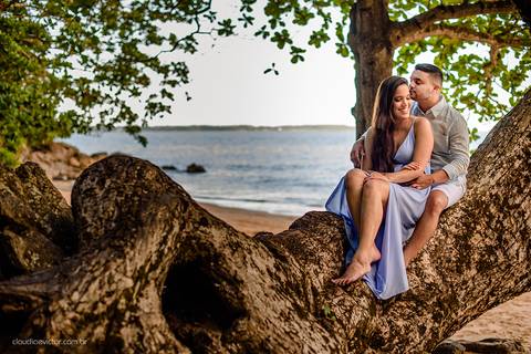 Lindo ensaio de casal realizado em anchieta por fotógrafos de casamento de vila velha fotógrafos de casamento de vitória fotógrafos de casamento de serra espirito santo es com noivo noiva praia e por do sol'
