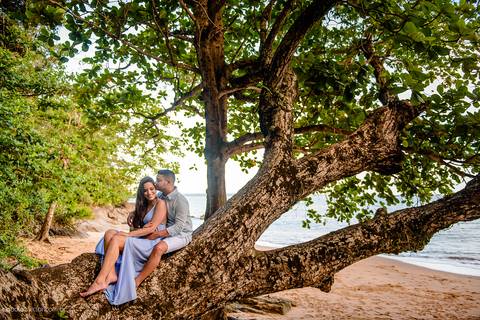 Lindo ensaio de casal realizado em anchieta por fotógrafos de casamento de vila velha fotógrafos de casamento de vitória fotógrafos de casamento de serra espirito santo es com noivo noiva praia e por do sol'