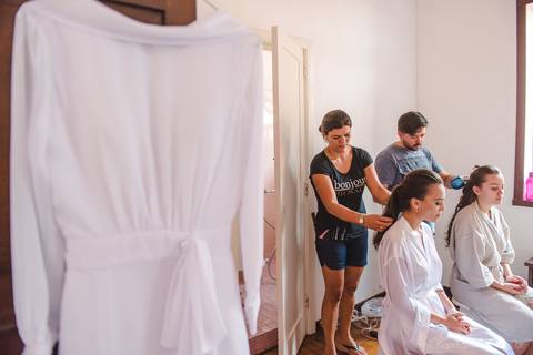 Lindo casamento realizado em petrópolis RJ no distrito de Nogueira por fotógrafos de casamento de vila velha fotógrafos de casamento de vitória espirito santo es com noivo noiva bride and groom , vestido e buquê e fotos de first look'