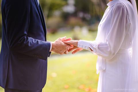 Lindo casamento realizado em petrópolis RJ no distrito de Nogueira por fotógrafos de casamento de vila velha fotógrafos de casamento de vitória espirito santo es com noivo noiva bride and groom , vestido e buquê e fotos de first look'