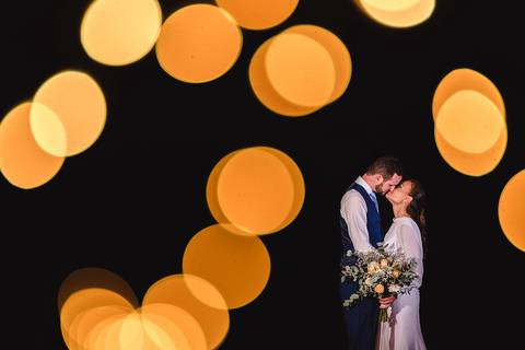 Lindo casamento realizado em petrópolis RJ no distrito de Nogueira por fotógrafos de casamento de vila velha fotógrafos de casamento de vitória espirito santo es com noivo noiva bride and groom , vestido e buquê e fotos de first look'