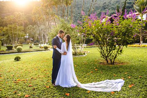 Lindo casamento realizado em petrópolis RJ no distrito de Nogueira por fotógrafos de casamento de vila velha fotógrafos de casamento de vitória espirito santo es com noivo noiva bride and groom , vestido e buquê e fotos de first look'