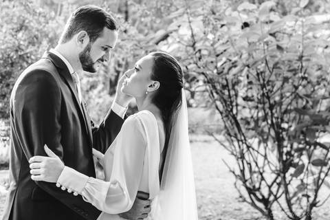 Lindo casamento realizado em petrópolis RJ no distrito de Nogueira por fotógrafos de casamento de vila velha fotógrafos de casamento de vitória espirito santo es com noivo noiva bride and groom , vestido e buquê e fotos de first look'