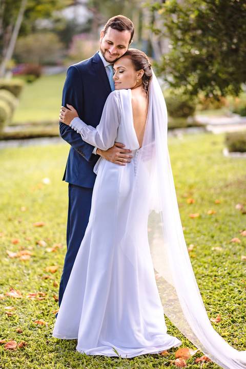 Lindo casamento realizado em petrópolis RJ no distrito de Nogueira por fotógrafos de casamento de vila velha fotógrafos de casamento de vitória espirito santo es com noivo noiva bride and groom , vestido e buquê e fotos de first look'