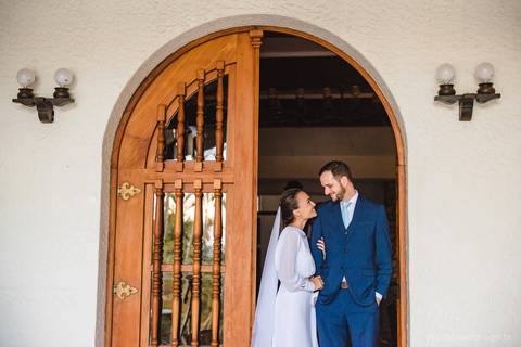 Lindo casamento realizado em petrópolis RJ no distrito de Nogueira por fotógrafos de casamento de vila velha fotógrafos de casamento de vitória espirito santo es com noivo noiva bride and groom , vestido e buquê e fotos de first look'