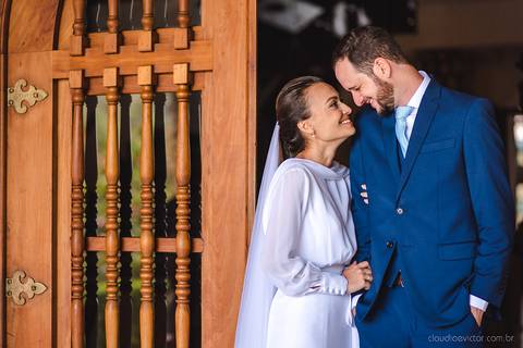 Lindo casamento realizado em petrópolis RJ no distrito de Nogueira por fotógrafos de casamento de vila velha fotógrafos de casamento de vitória espirito santo es com noivo noiva bride and groom , vestido e buquê e fotos de first look'