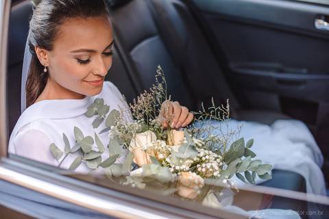 Lindo casamento realizado em petrópolis RJ no distrito de Nogueira por fotógrafos de casamento de vila velha fotógrafos de casamento de vitória espirito santo es com noivo noiva bride and groom , vestido e buquê e fotos de first look'