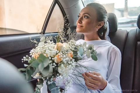 Lindo casamento realizado em petrópolis RJ no distrito de Nogueira por fotógrafos de casamento de vila velha fotógrafos de casamento de vitória espirito santo es com noivo noiva bride and groom , vestido e buquê e fotos de first look'
