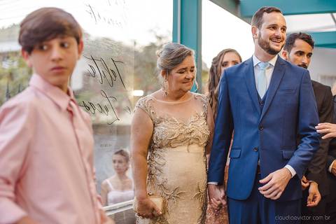Lindo casamento realizado em petrópolis RJ no distrito de Nogueira por fotógrafos de casamento de vila velha fotógrafos de casamento de vitória espirito santo es com noivo noiva bride and groom , vestido e buquê e fotos de first look'