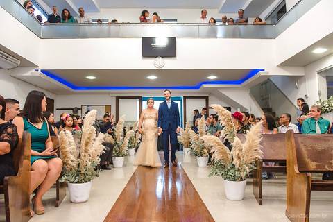 Lindo casamento realizado em petrópolis RJ no distrito de Nogueira por fotógrafos de casamento de vila velha fotógrafos de casamento de vitória espirito santo es com noivo noiva bride and groom , vestido e buquê e fotos de first look'