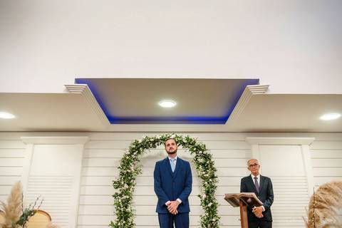 Lindo casamento realizado em petrópolis RJ no distrito de Nogueira por fotógrafos de casamento de vila velha fotógrafos de casamento de vitória espirito santo es com noivo noiva bride and groom , vestido e buquê e fotos de first look'