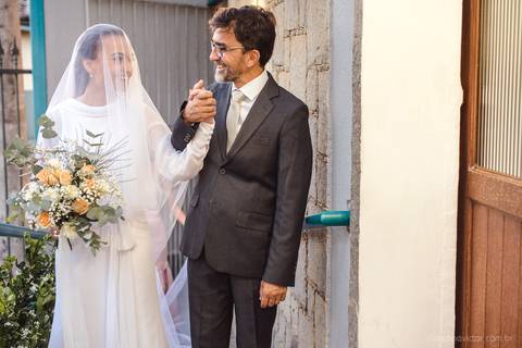 Lindo casamento realizado em petrópolis RJ no distrito de Nogueira por fotógrafos de casamento de vila velha fotógrafos de casamento de vitória espirito santo es com noivo noiva bride and groom , vestido e buquê e fotos de first look'