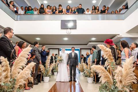 Lindo casamento realizado em petrópolis RJ no distrito de Nogueira por fotógrafos de casamento de vila velha fotógrafos de casamento de vitória espirito santo es com noivo noiva bride and groom , vestido e buquê e fotos de first look'