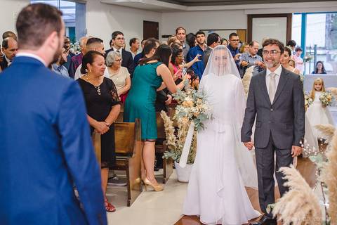 Lindo casamento realizado em petrópolis RJ no distrito de Nogueira por fotógrafos de casamento de vila velha fotógrafos de casamento de vitória espirito santo es com noivo noiva bride and groom , vestido e buquê e fotos de first look'