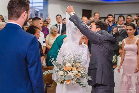 Lindo casamento realizado em petrópolis RJ no distrito de Nogueira por fotógrafos de casamento de vila velha fotógrafos de casamento de vitória espirito santo es com noivo noiva bride and groom , vestido e buquê e fotos de first look'