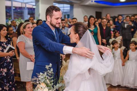 Lindo casamento realizado em petrópolis RJ no distrito de Nogueira por fotógrafos de casamento de vila velha fotógrafos de casamento de vitória espirito santo es com noivo noiva bride and groom , vestido e buquê e fotos de first look'