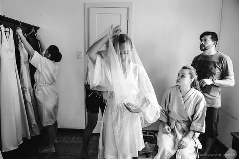 Lindo casamento realizado em petrópolis RJ no distrito de Nogueira por fotógrafos de casamento de vila velha fotógrafos de casamento de vitória espirito santo es com noivo noiva bride and groom , vestido e buquê e fotos de first look'