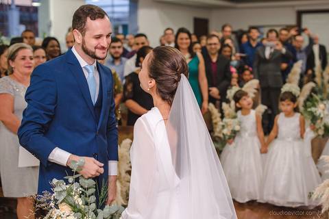 Lindo casamento realizado em petrópolis RJ no distrito de Nogueira por fotógrafos de casamento de vila velha fotógrafos de casamento de vitória espirito santo es com noivo noiva bride and groom , vestido e buquê e fotos de first look'