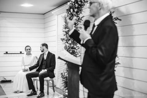 Lindo casamento realizado em petrópolis RJ no distrito de Nogueira por fotógrafos de casamento de vila velha fotógrafos de casamento de vitória espirito santo es com noivo noiva bride and groom , vestido e buquê e fotos de first look'