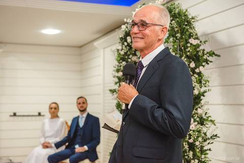 Lindo casamento realizado em petrópolis RJ no distrito de Nogueira por fotógrafos de casamento de vila velha fotógrafos de casamento de vitória espirito santo es com noivo noiva bride and groom , vestido e buquê e fotos de first look'
