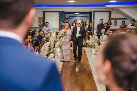 Lindo casamento realizado em petrópolis RJ no distrito de Nogueira por fotógrafos de casamento de vila velha fotógrafos de casamento de vitória espirito santo es com noivo noiva bride and groom , vestido e buquê e fotos de first look'
