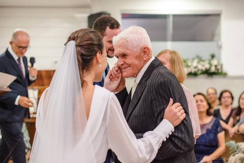 Lindo casamento realizado em petrópolis RJ no distrito de Nogueira por fotógrafos de casamento de vila velha fotógrafos de casamento de vitória espirito santo es com noivo noiva bride and groom , vestido e buquê e fotos de first look'