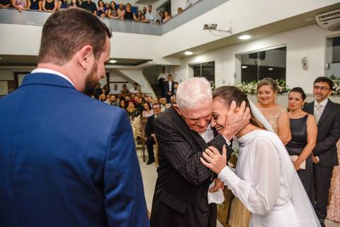 Lindo casamento realizado em petrópolis RJ no distrito de Nogueira por fotógrafos de casamento de vila velha fotógrafos de casamento de vitória espirito santo es com noivo noiva bride and groom , vestido e buquê e fotos de first look'