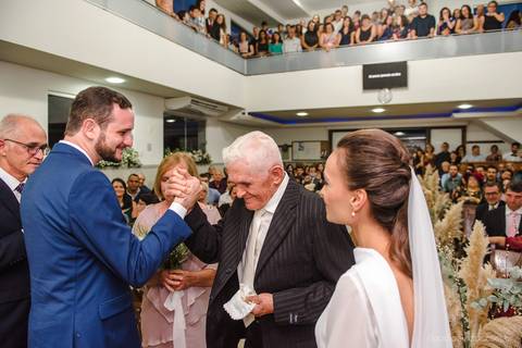 Lindo casamento realizado em petrópolis RJ no distrito de Nogueira por fotógrafos de casamento de vila velha fotógrafos de casamento de vitória espirito santo es com noivo noiva bride and groom , vestido e buquê e fotos de first look'