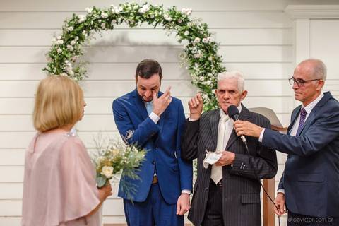 Lindo casamento realizado em petrópolis RJ no distrito de Nogueira por fotógrafos de casamento de vila velha fotógrafos de casamento de vitória espirito santo es com noivo noiva bride and groom , vestido e buquê e fotos de first look'